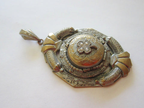 Antique Spring Loaded 4 Photo Locket - Yesteryear Essentials
 - 1