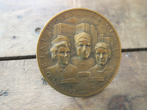 Bronze Nursing Medal Memorial Hospital of Glendale Nursing - Yesteryear Essentials
 - 1